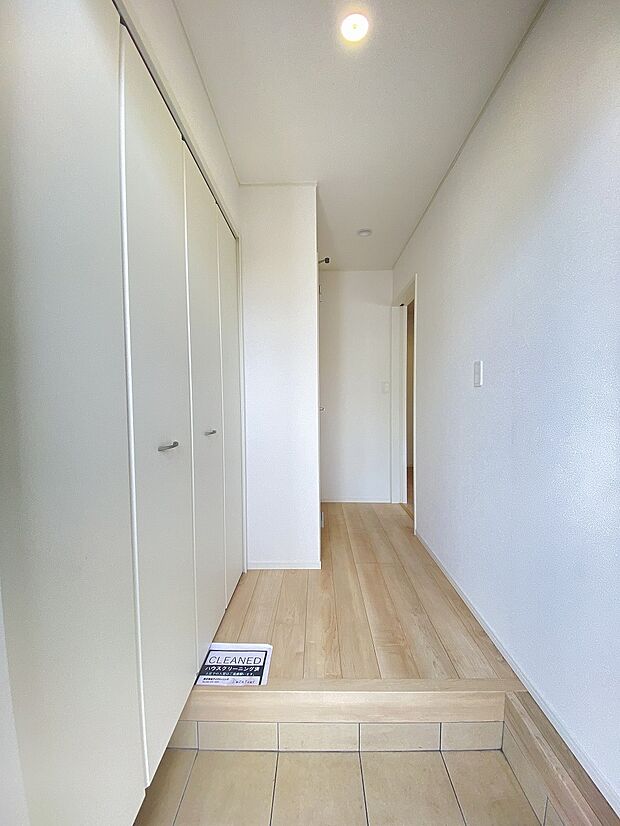 光りが入る明るい玄関です。家族をそっと迎えてくれる優しい空間です。