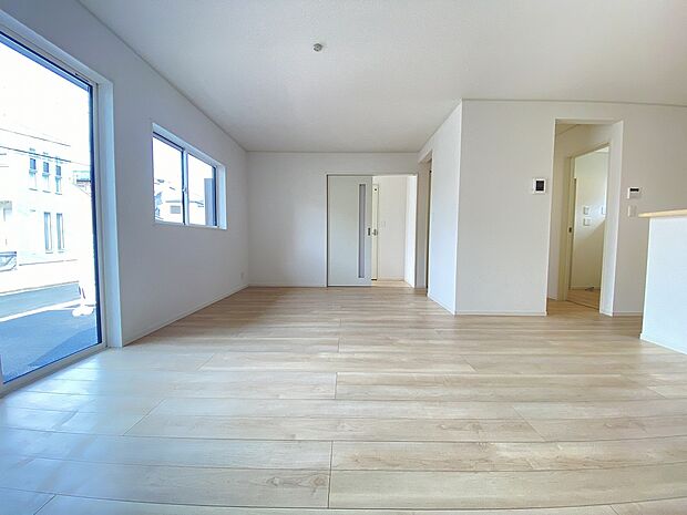 お気に入りのインテリアも引き立つ、優しい色調のフローリングと白いクロス。落ち着いた空間です。