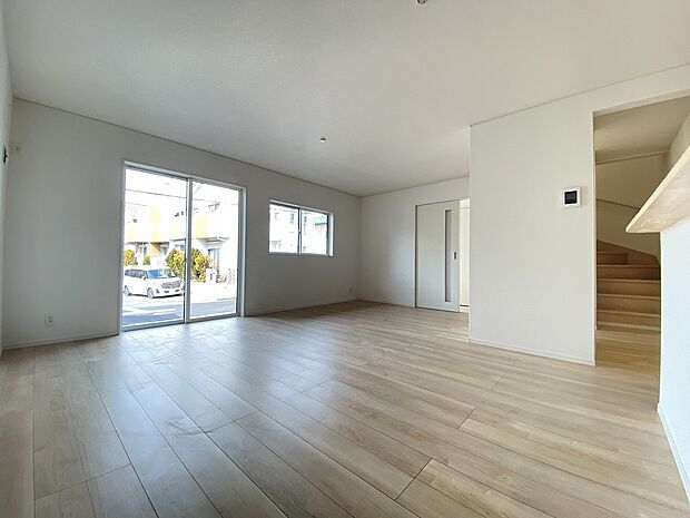 家族の会話が自然と生まれる、ゆとりあるリビングです。