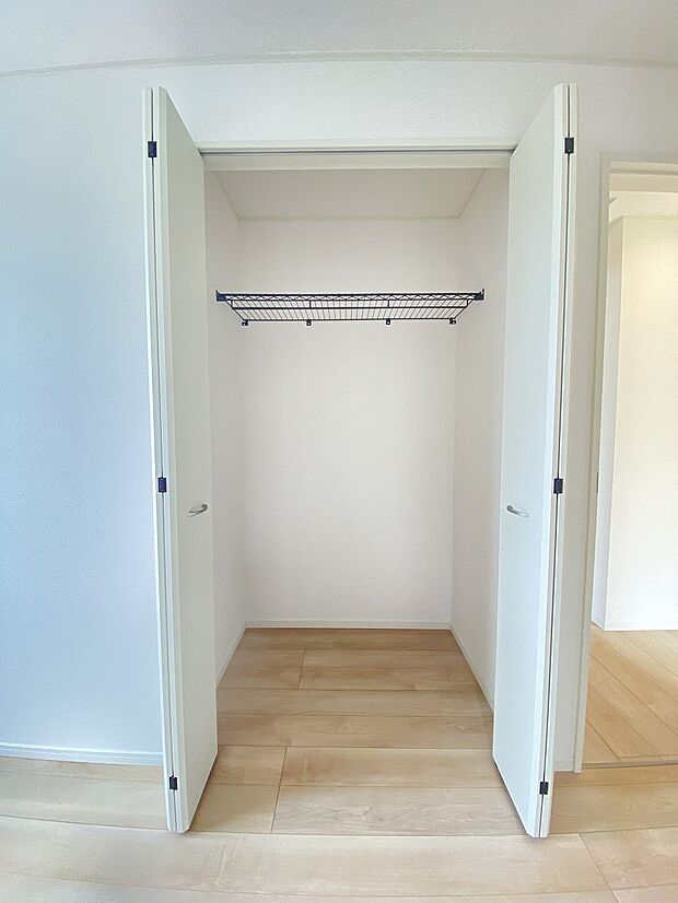 クローゼットに入るお洋服も見やすく、毎日に服選びも楽しくなりますね。