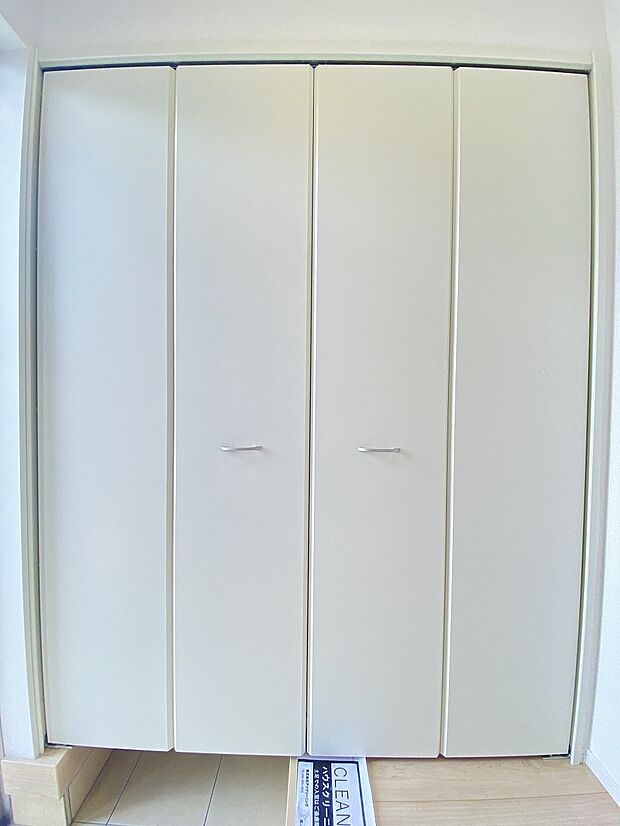 天井まで届く大容量シューズボックスで、靴の収納もラクラク