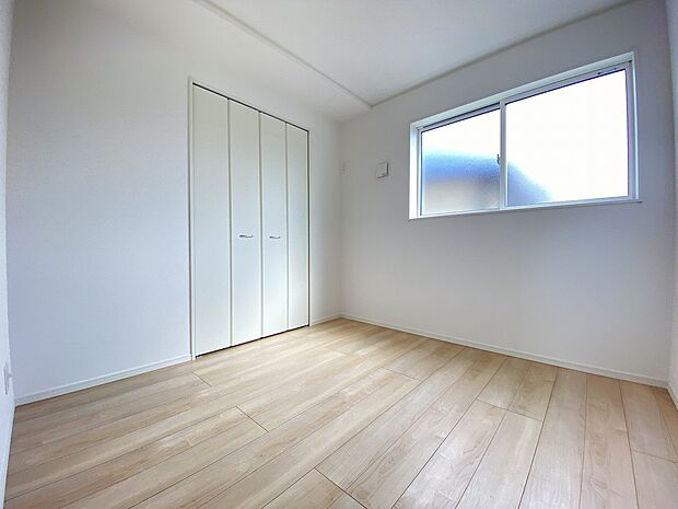 毎朝のスタートが楽しくなる、光が差し込む洋室空間。