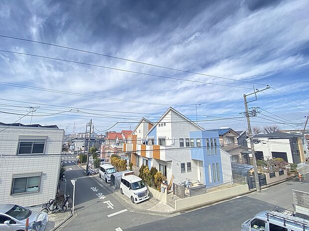 静けさと開放感がほどよく広がる、落ち着いた住環境です。