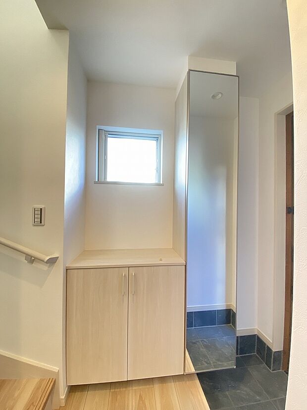 白を基調にした玄関が、家族をそっと迎えてくれる優しい空間です。