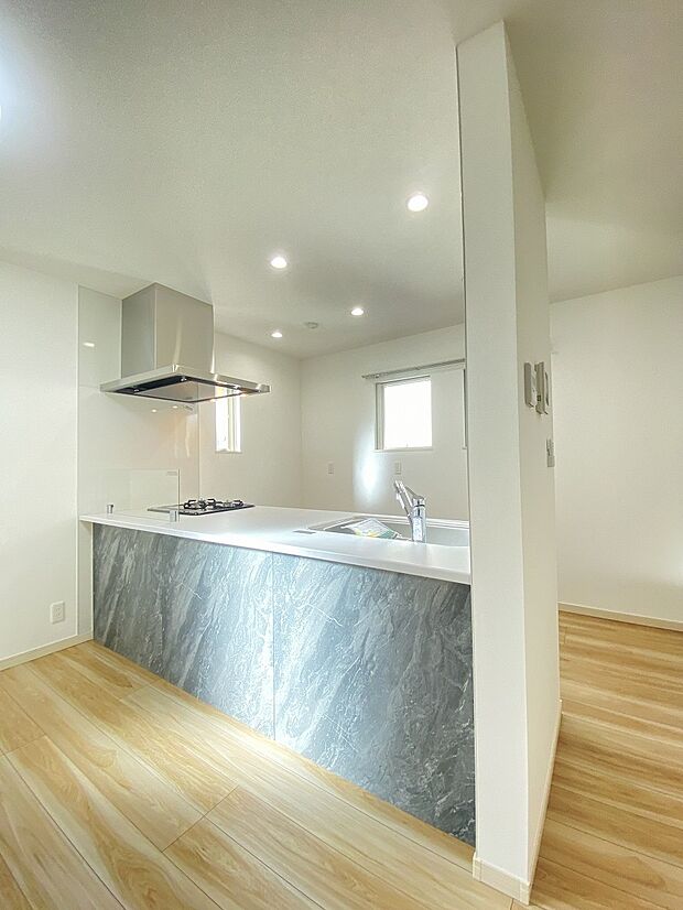 忙しそうなママを見て、何かしようかなというお手伝いの気持ちが芽生えるかも。家族の一体感がもてるカウンターキッチン。