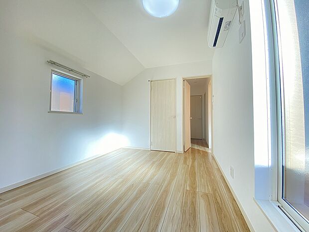 朝の光がやさしく差し込む。鳥のさえずりに包まれて目覚める、贅沢なひとときです。