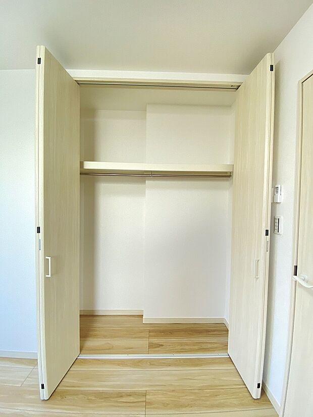 クローゼットに入るお洋服も見やすく、毎日に服選びも楽しくなりますね。