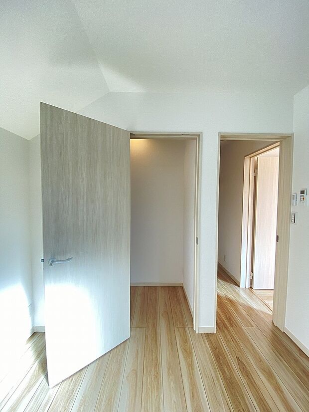 衣類だけじゃなく、スーツケースやレジャー用品もしまえます。