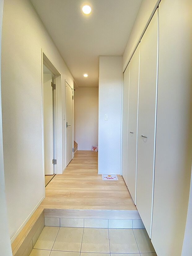 光りが入る明るい玄関です。家族をそっと迎えてくれる優しい空間です。