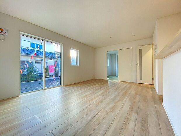 リビングで遊ぶお子様も、キッチンにいるママを確認しながら安心して遊べます。