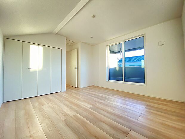 朝の光がやさしく差し込む。鳥のさえずりに包まれて目覚める、贅沢なひとときです。