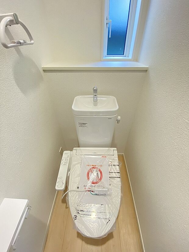 窓がある明るいトイレ。すぐに換気もできますね