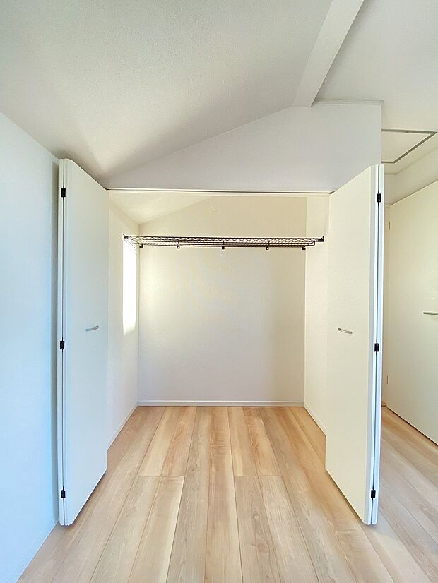 下半分に突っ張り棒を設置すると、倍容量のお洋服がかけられます。