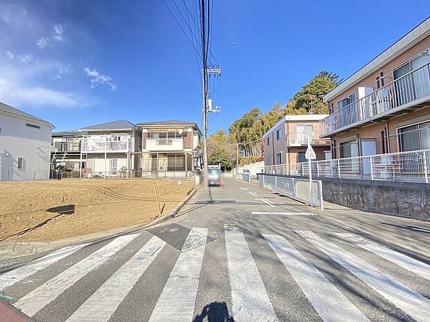 青空が広がり、陽光が差し込む開放感に包まれた住環境です。