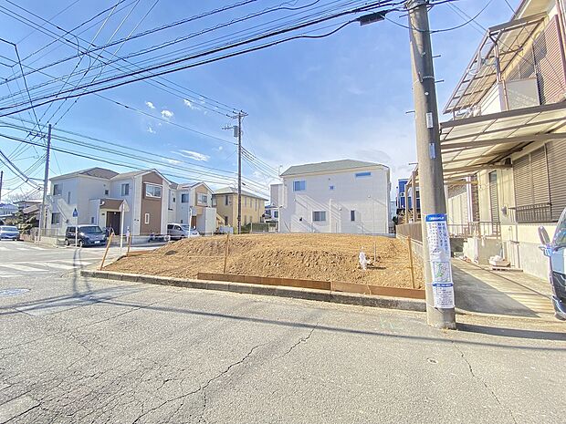 開放感溢れる角地につき陽当り通風良好な敷地です