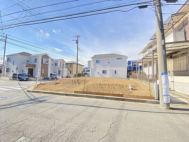 陽光あふれる青空の下、開放感と快適さが共存する理想の住環境です。