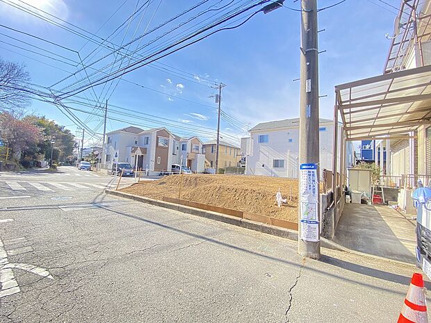 青空が広がり、陽光が差し込む開放感に包まれた住環境です。