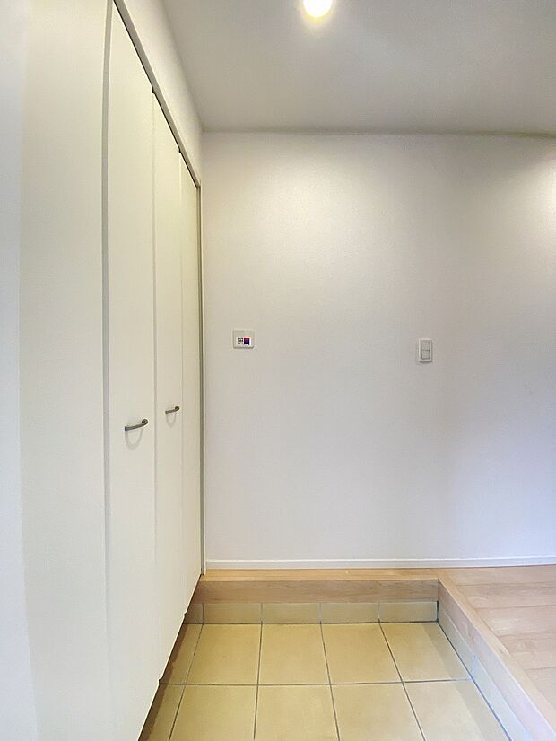 白を基調にした玄関が、家族をそっと迎えてくれる優しい空間です。