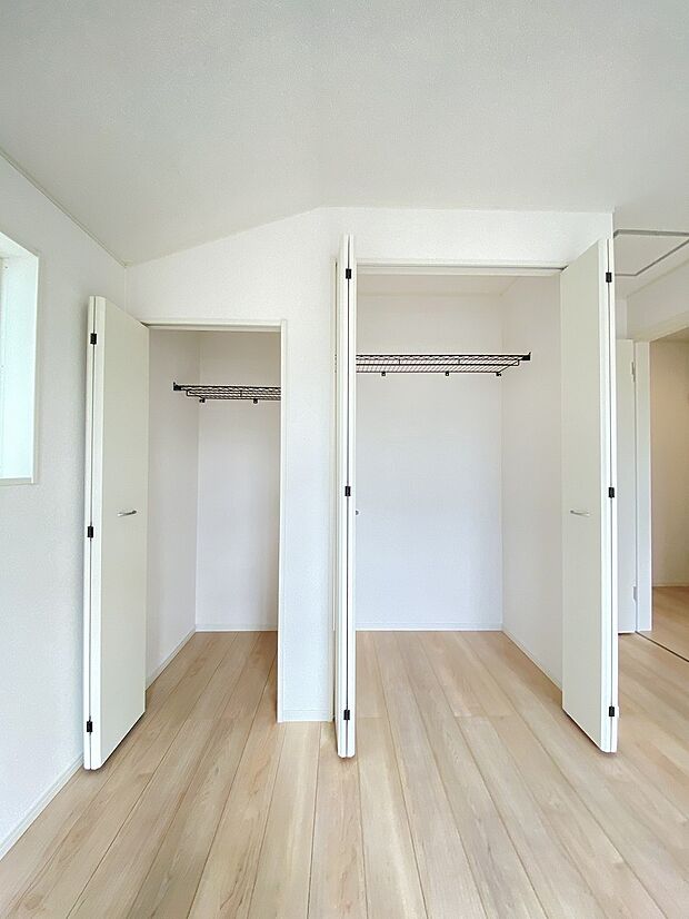 ご夫婦でまたは季節ごとに分けてなど、使勝手のいい2か所のクローゼット。