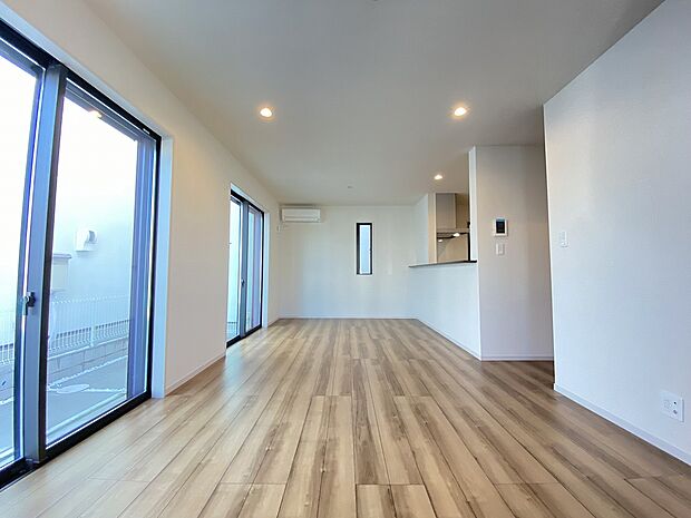 清潔感を溢れる白を基調としたリビング。どんなテイストにもマッチしてくれそうです。