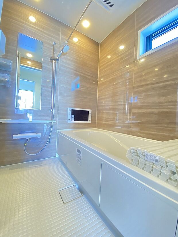 落ち着いた色合いで疲れた体を癒してくれる、贅沢な寛ぎ空間です。