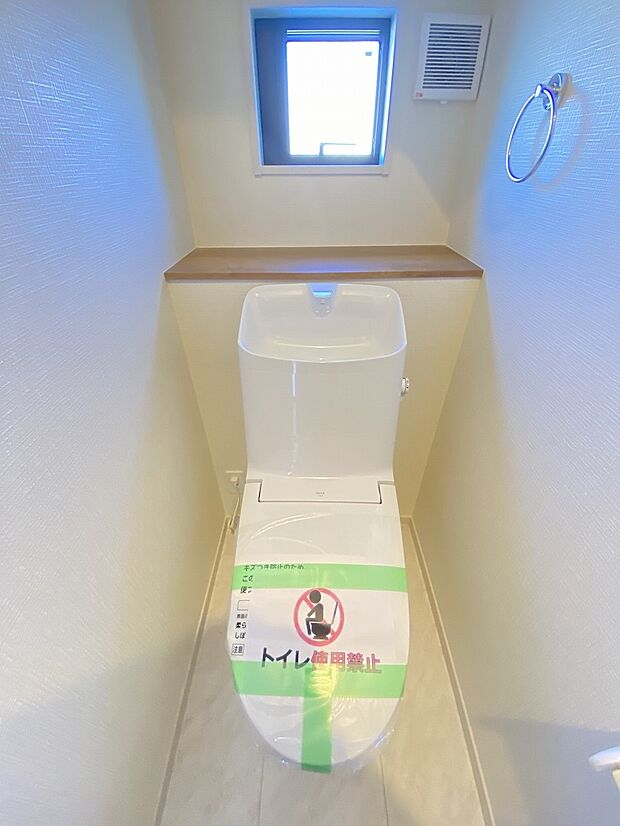 壁付けリモコンで、操作もしやすいウォシュレット付きのトイレ。