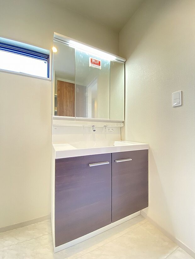 朝の身支度も二人で使えるワイドな洗面化粧台。今日の予定やイベントを話しながら、忙しい朝も家族でにぎわいそうな空間です。