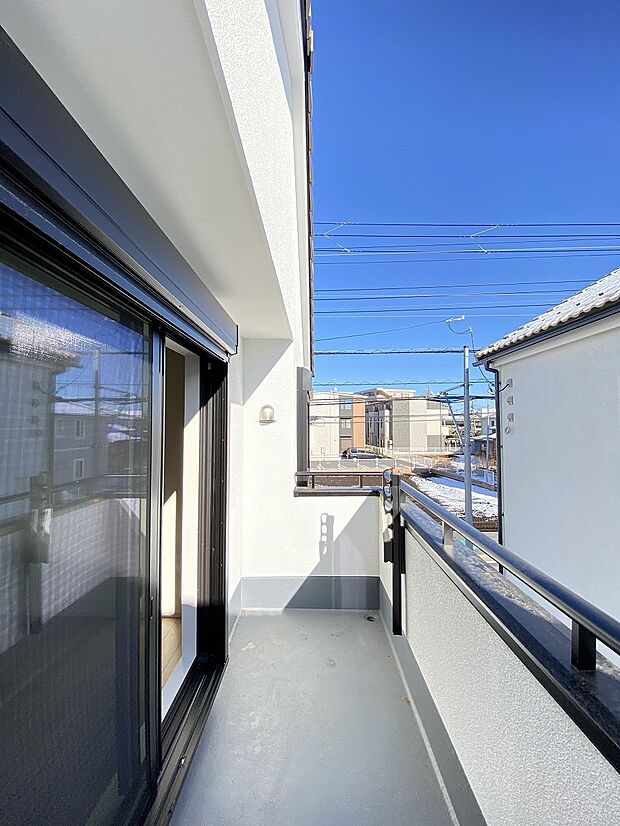 外の緑が室内まで彩ってくれます。