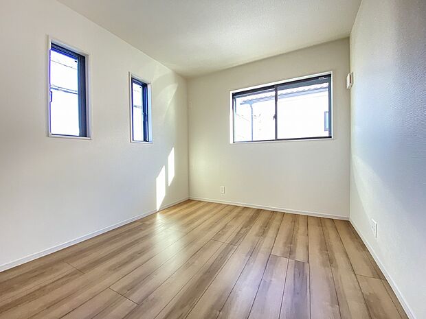 穏やかな時間が漂う、心休まる寝室です。ゆっくり休んで一日の疲れもとれそうですね。