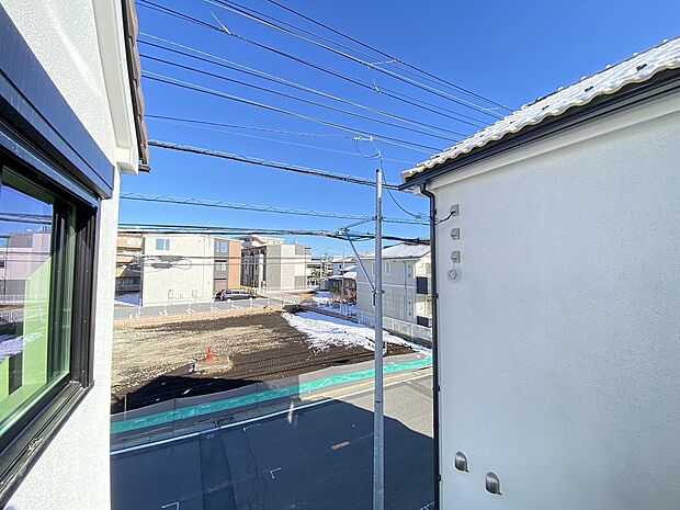 お洗濯やお布団を干すだけでなく、室内に開放感と外の色彩豊かな風景を運んでくれます。
