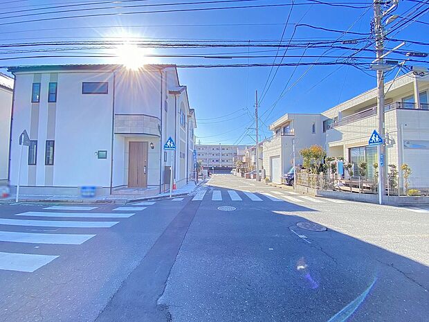 静けさと開放感がほどよく広がる、落ち着いた住環境です。