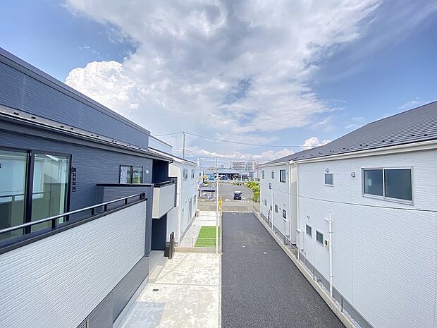 静けさと開放感がほどよく広がる、落ち着いた住環境です。