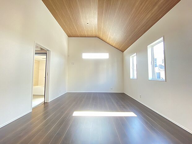 温かみのある木目のフローリング。観葉植物の緑も映えそうですね。