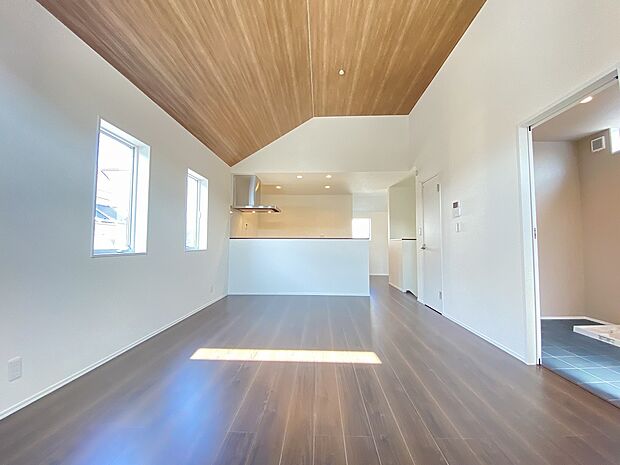 ご家族が集まるLDKは広々の19帖以上　2Fリビング採用で通行人の視線も気にせずゆっくりとお過ごしいただけます。