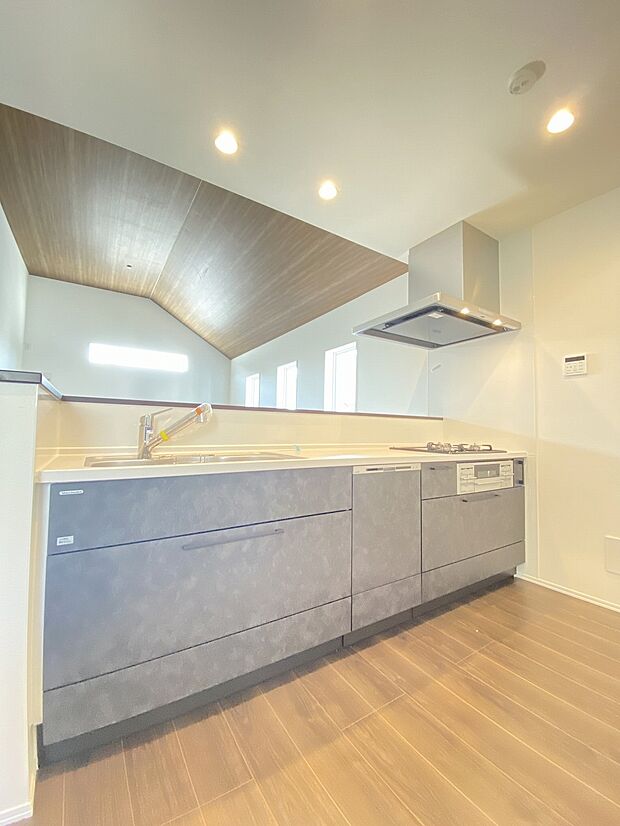 忙しそうなママを見て、何かしようかなというお手伝いの気持ちが芽生えるかも。家族の一体感がもてるカウンターキッチン。