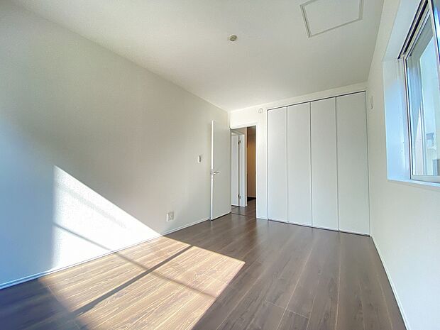 朝の光がやさしく差し込む。鳥のさえずりに包まれて目覚める、贅沢なひとときです。