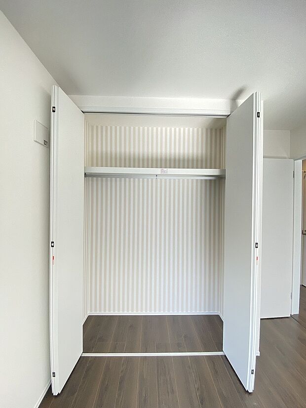 ロングコートから小物まで、種類ごとに整理しやすい造りです。