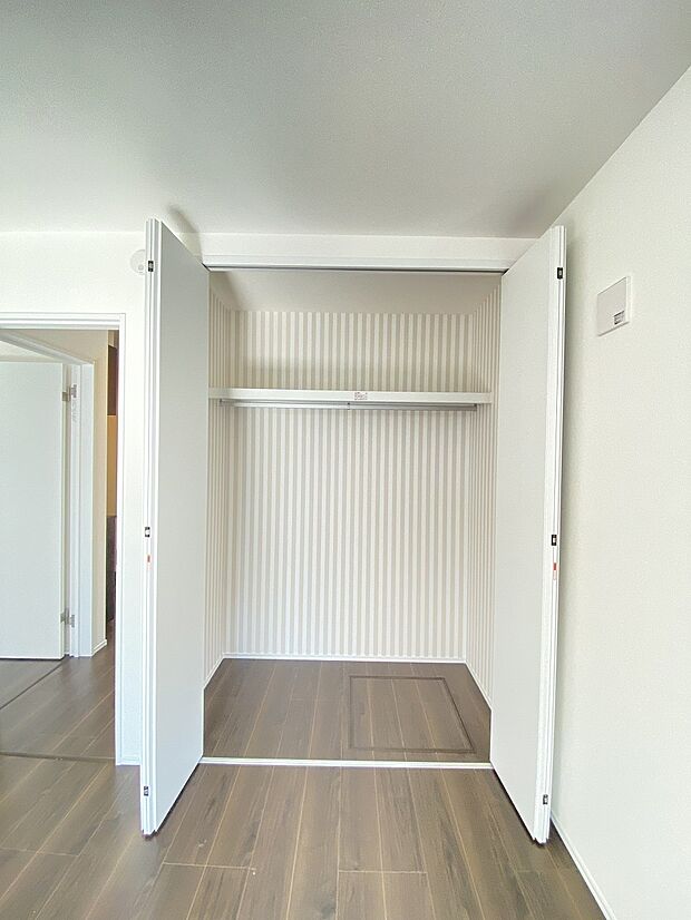 物の定位置が決まり、自然と片付けが続く快適収納です。