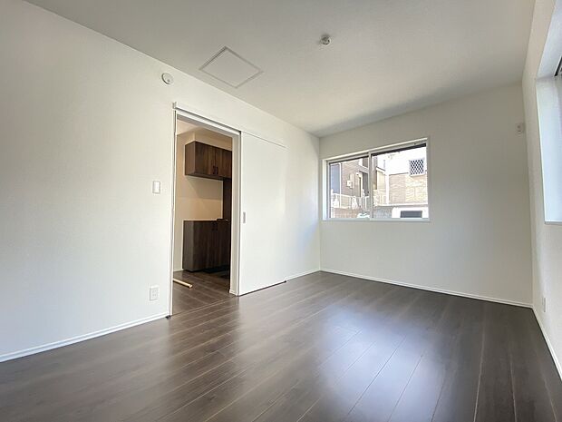 生活感を抑えつつ、使い勝手の良さも兼ね備えたバランスの良い洋室です。