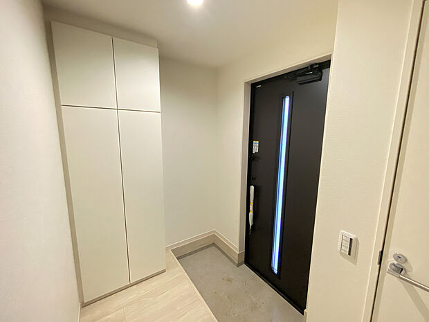 白を基調にした玄関が、家族をそっと迎えてくれる優しい空間です。