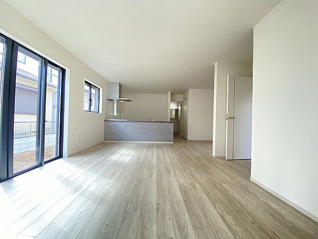 多くの時間を過ごす空間だからこそ採光にはこだわりたいですね　光を感じることが出来るリビング空間です