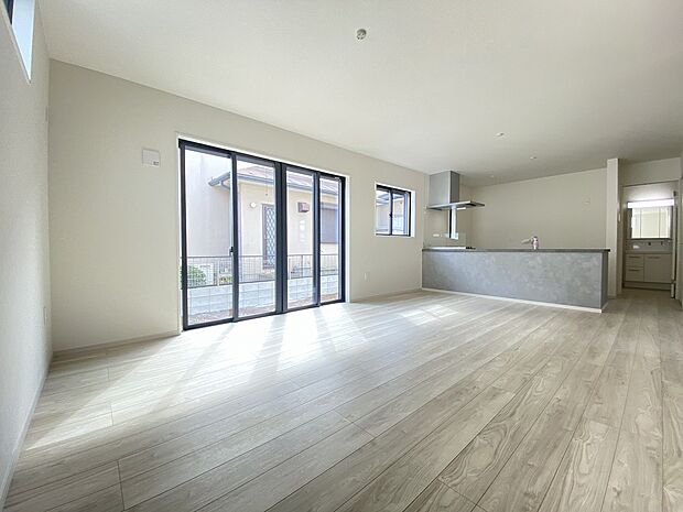 ご家族の会話や笑顔が行き交うリビング。「ただいま」「おかえり」の声が響き渡ります。