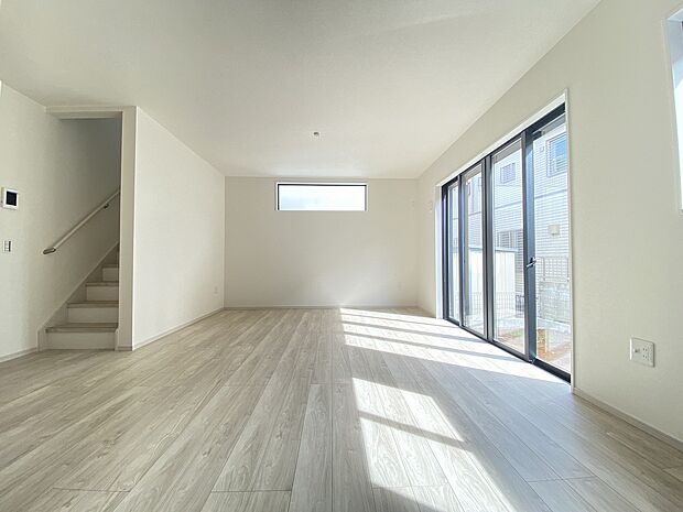 リビングで子供が走る姿を見ながら、大きなソファでゆったり寛げる空間。戸建を買って良かったと思えるひと時をお過ごしください。