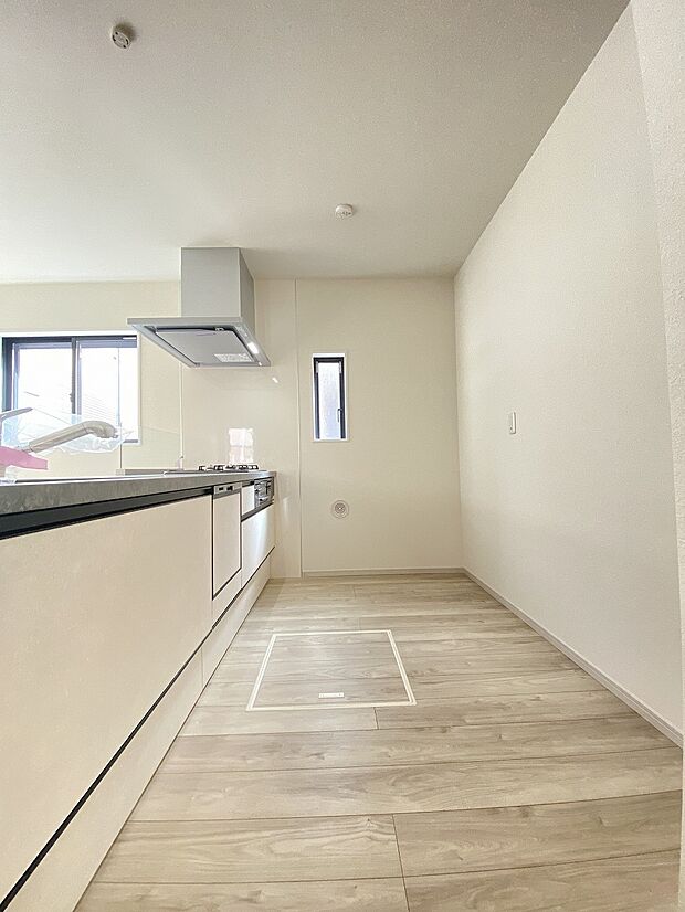 窓付きの明るく爽やかなキッチンスペース。食洗器付きで家事負担を軽減することができます。