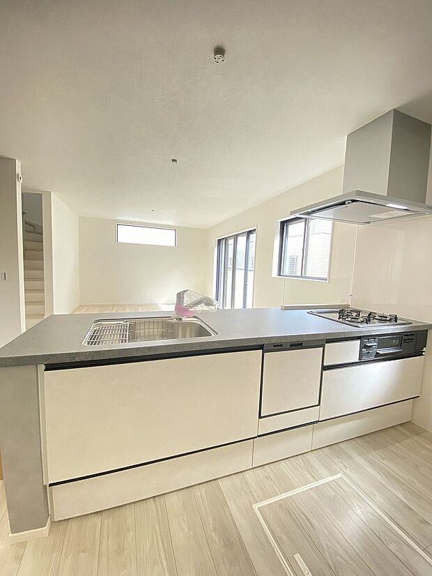 作業スペースを多くとったキッチン。夫婦そろってキッチンに立っても調理がしやすくゆとりある広さです。