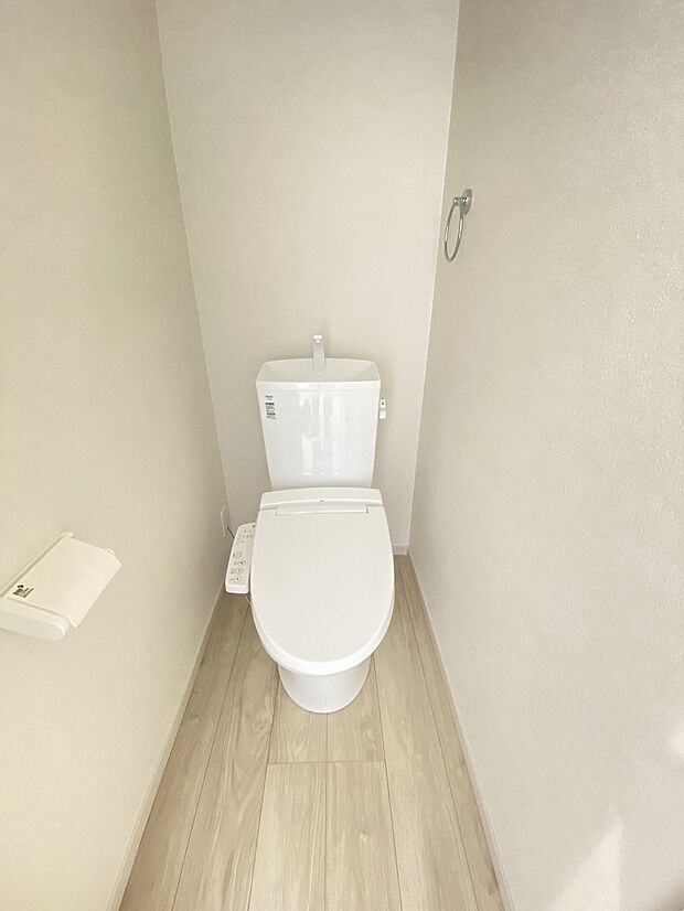 壁付けリモコンで、操作もしやすいウォシュレット付きのトイレ。