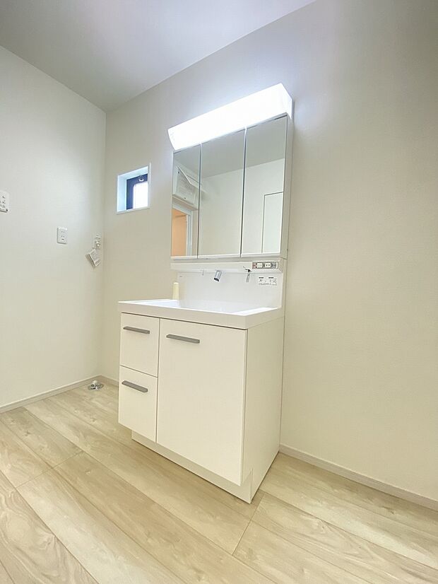 朝の身支度も快適に　シャンプードレッサータイプの洗面化粧台です。スッキリと整頓された洗面台で気持ち良く準備できそうです。