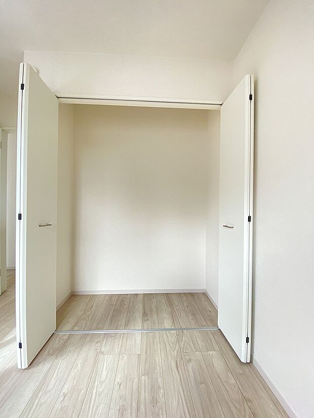 クローゼットに入るお洋服も見やすく、毎日に服選びも楽しくなりますね。