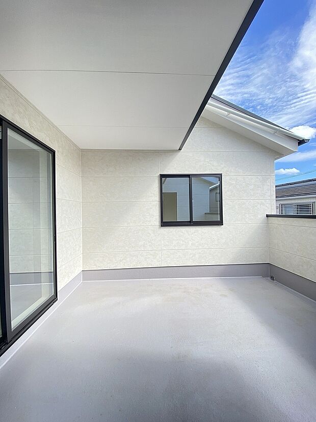 外の緑が室内まで彩ってくれます。