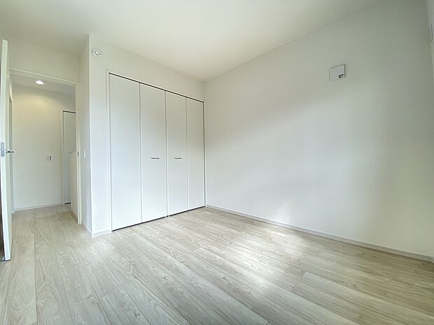 朝の光がやさしく差し込む。鳥のさえずりに包まれて目覚める、贅沢なひとときです。